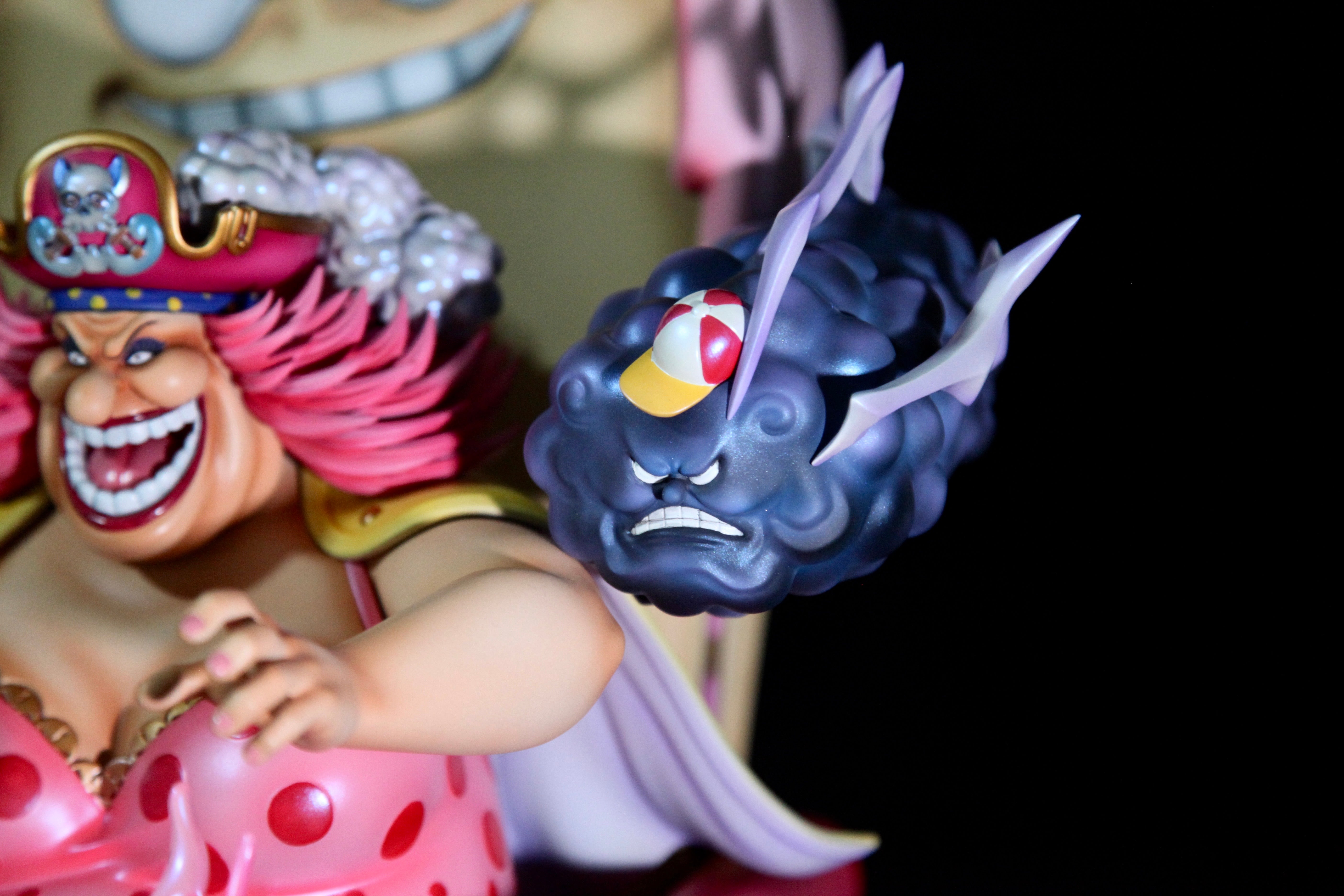 One Piece New Century Studio Charlotte Linlin Big Mom Throne Resin Sta